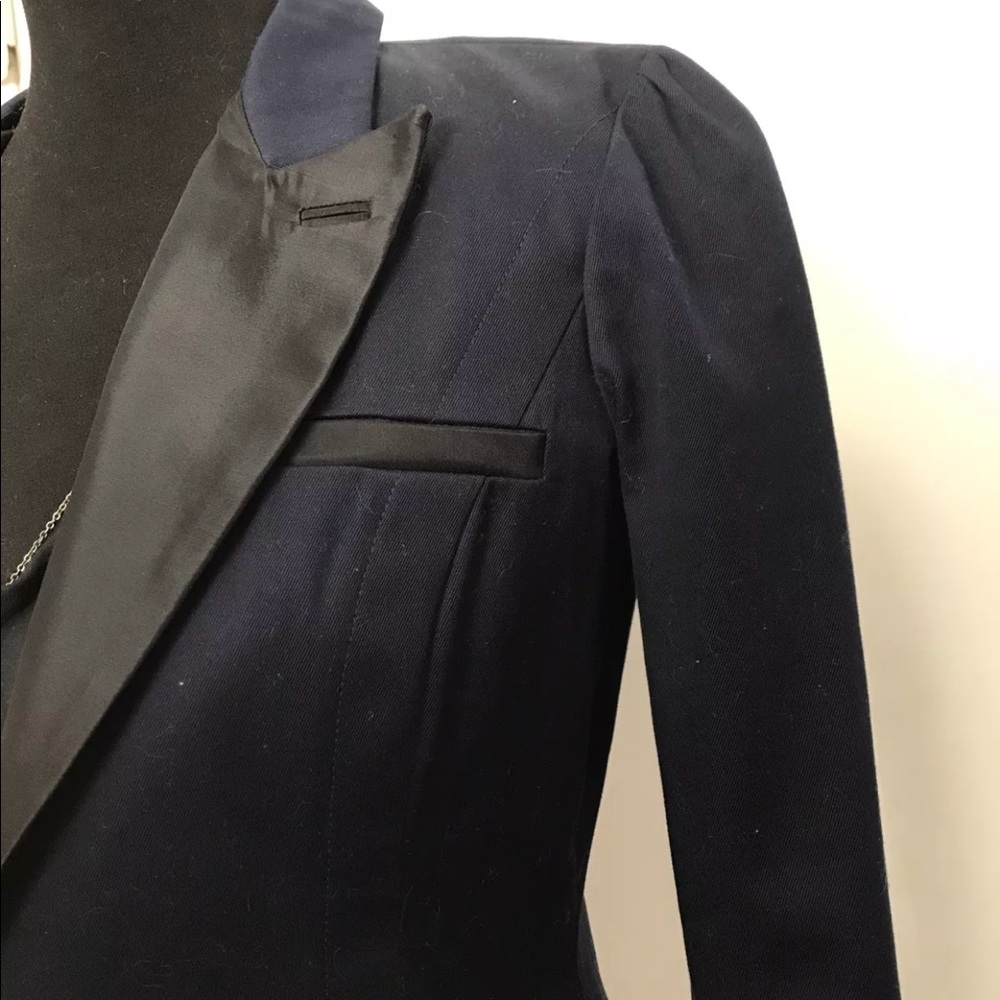 Structured fitted tux style blazer.